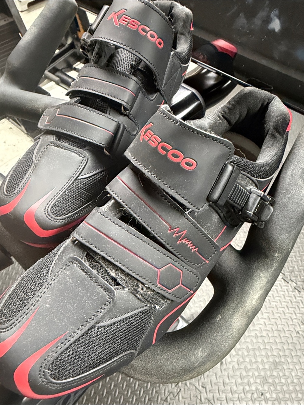 KESCoO Men's Black and Red Cycling Shoes size 45 with delta clips - Picture 2 of 5